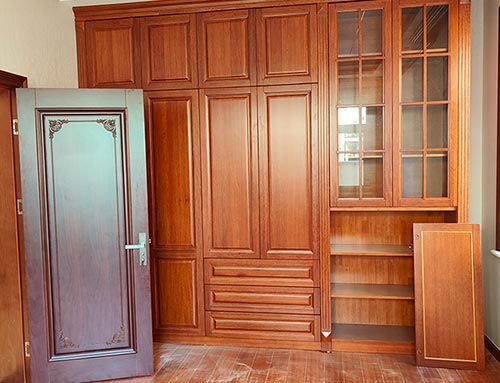 乌鲁木齐中式家庭装修里定制的实木衣柜效果图